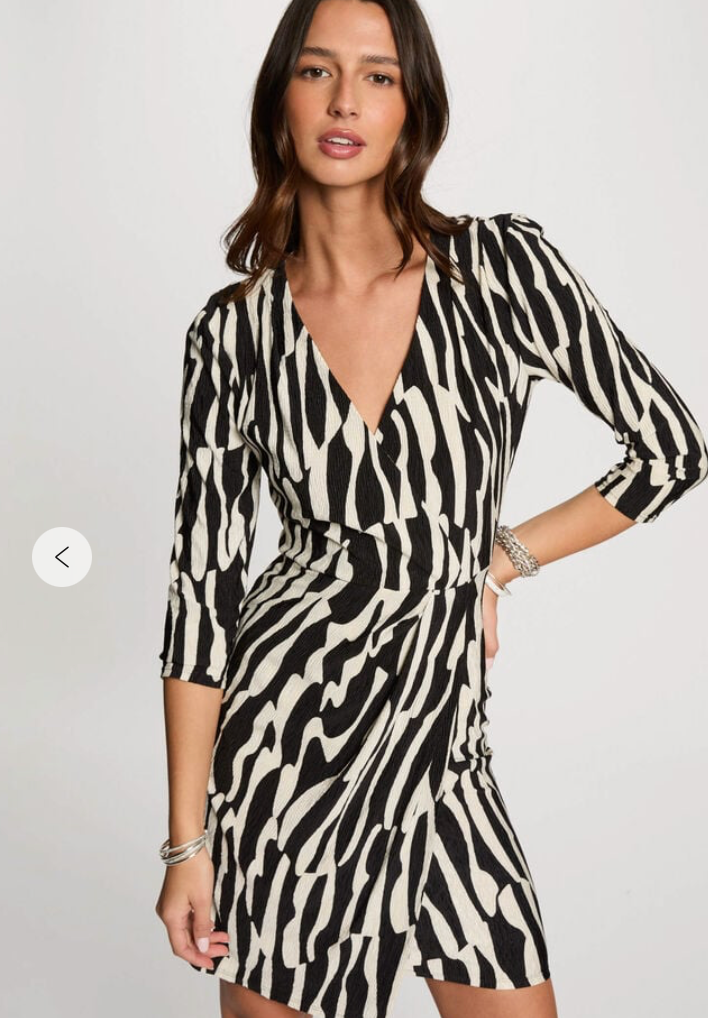 Robe noire et blanche